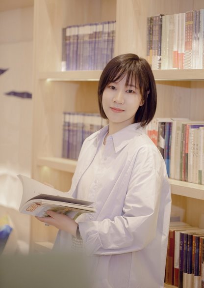 穿白色衣服的人在房间里&#xA;&#xA;中度可信度描述已自动生成